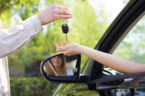 parent handing keys to teenage driver