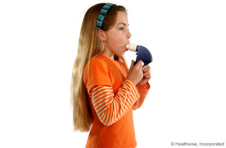 A child putting the peak flow meter mouthpiece in her mouth.