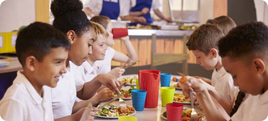Kids eating a healthy lunch at school.